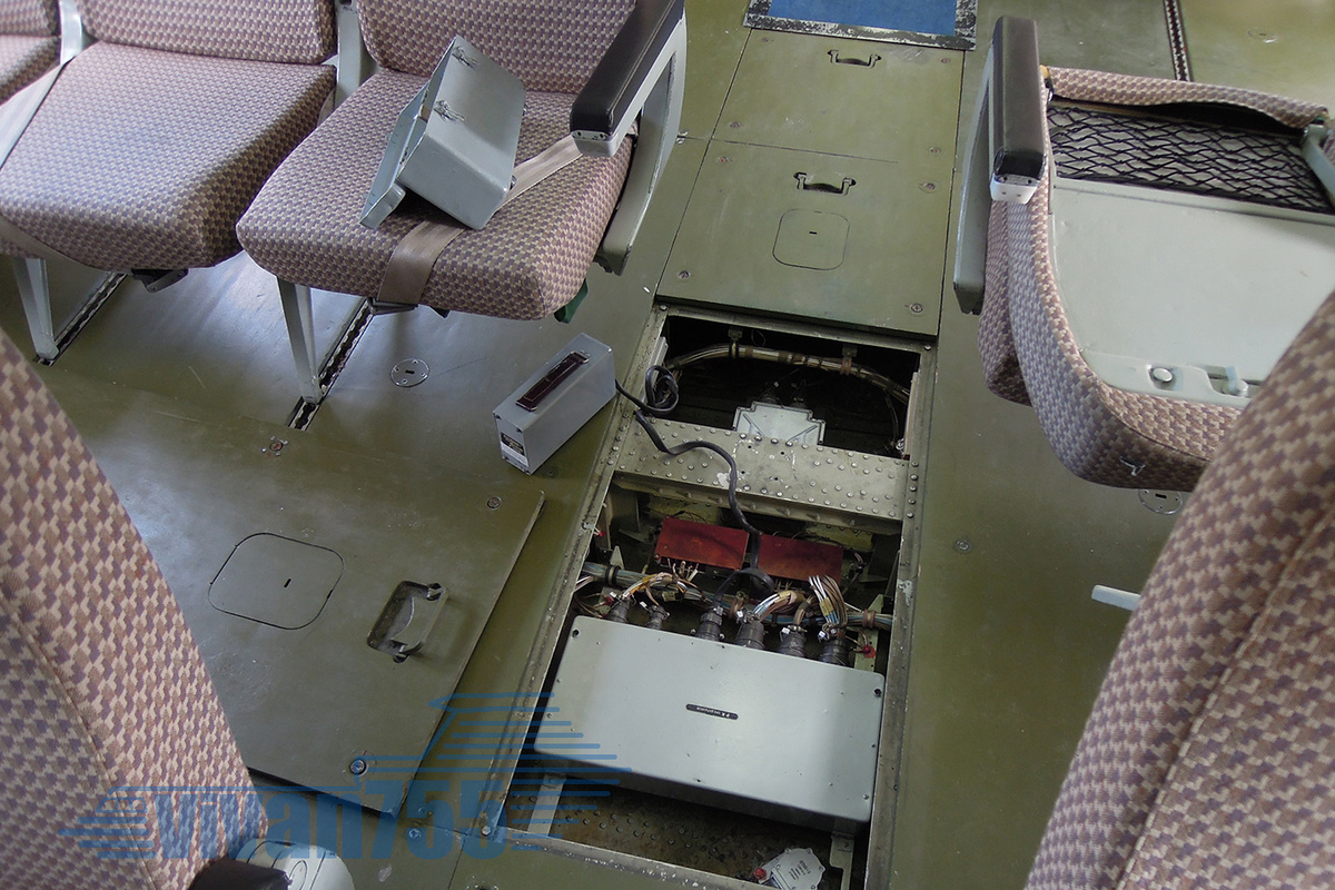 Подключённый к распредкоробке предкрылков тестер противообледенителей