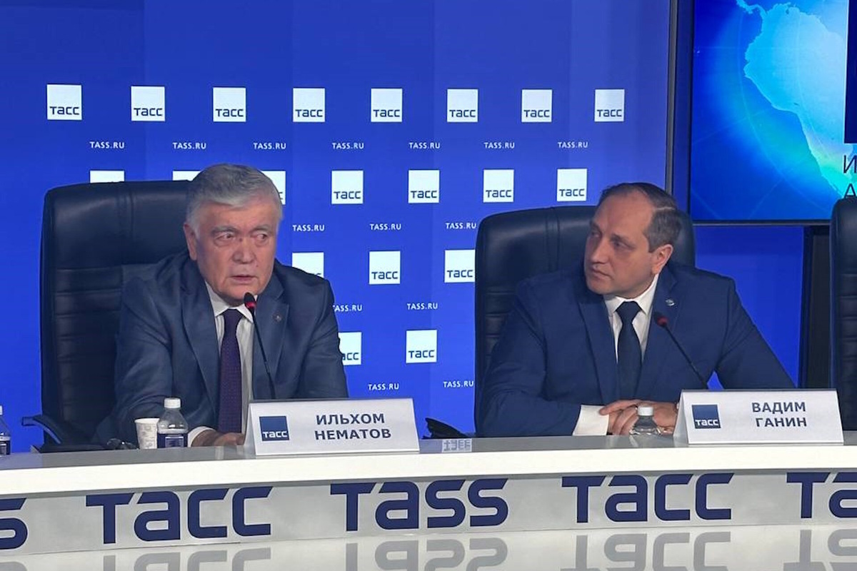    В пресс-конференции приняли участие заместитель генерального секретаря СНГ Ильхом Нематов, генеральный директор Делового Центра СНГ Вадим Ганин, а также руководители профильных комитетов организации. Источник: пресс-служба Делового центра экономического развития СНГ.