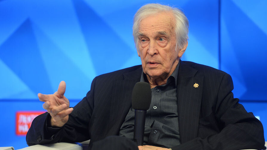 Валентин Фалин на творческой встрече в честь его 90-летия и 75-летия Совинформбюро, 2016 год / Григорий Сысоев/РИА «Новости»   📷