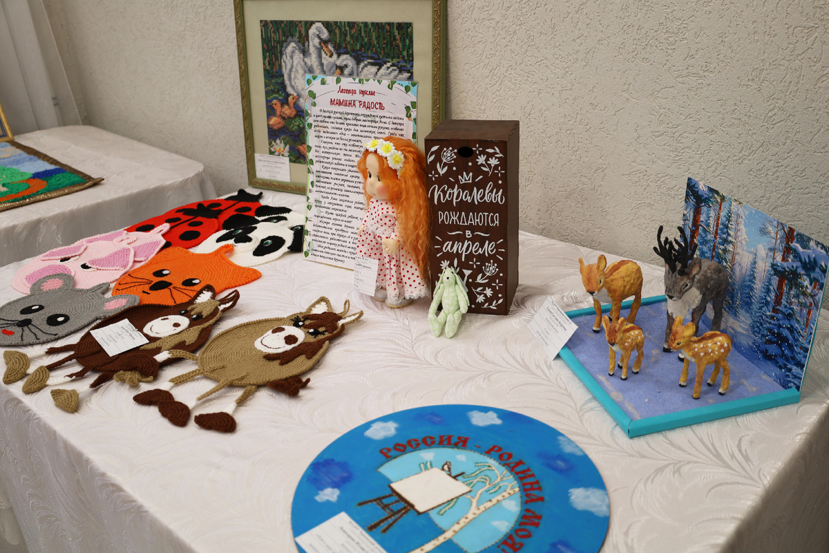 Многообразие работ выставки ДПИ поражало воображение – насколько талантливы педагоги родного района