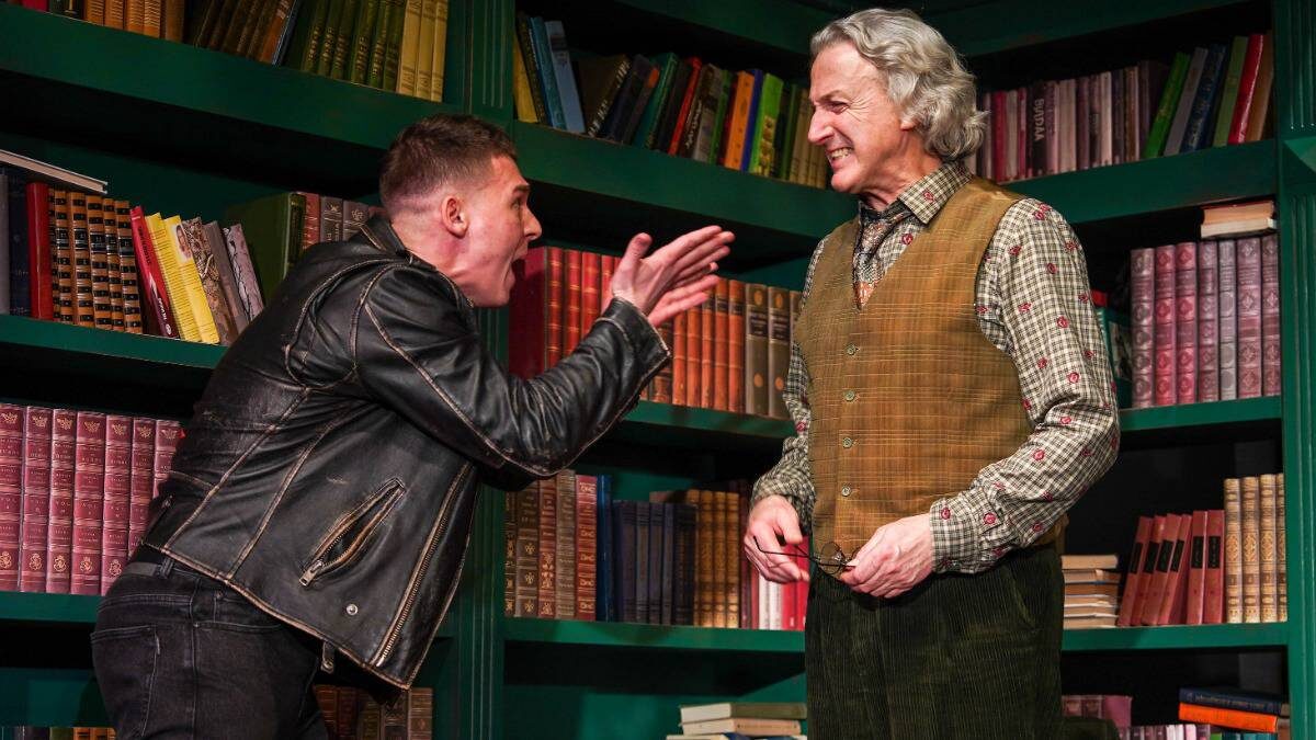    Павел Чернышев в роли Лео и Виталий Егоров в образе Человека в сцене из спектакля «Выбор» / Фото: Александр Авилов / АГН Москва