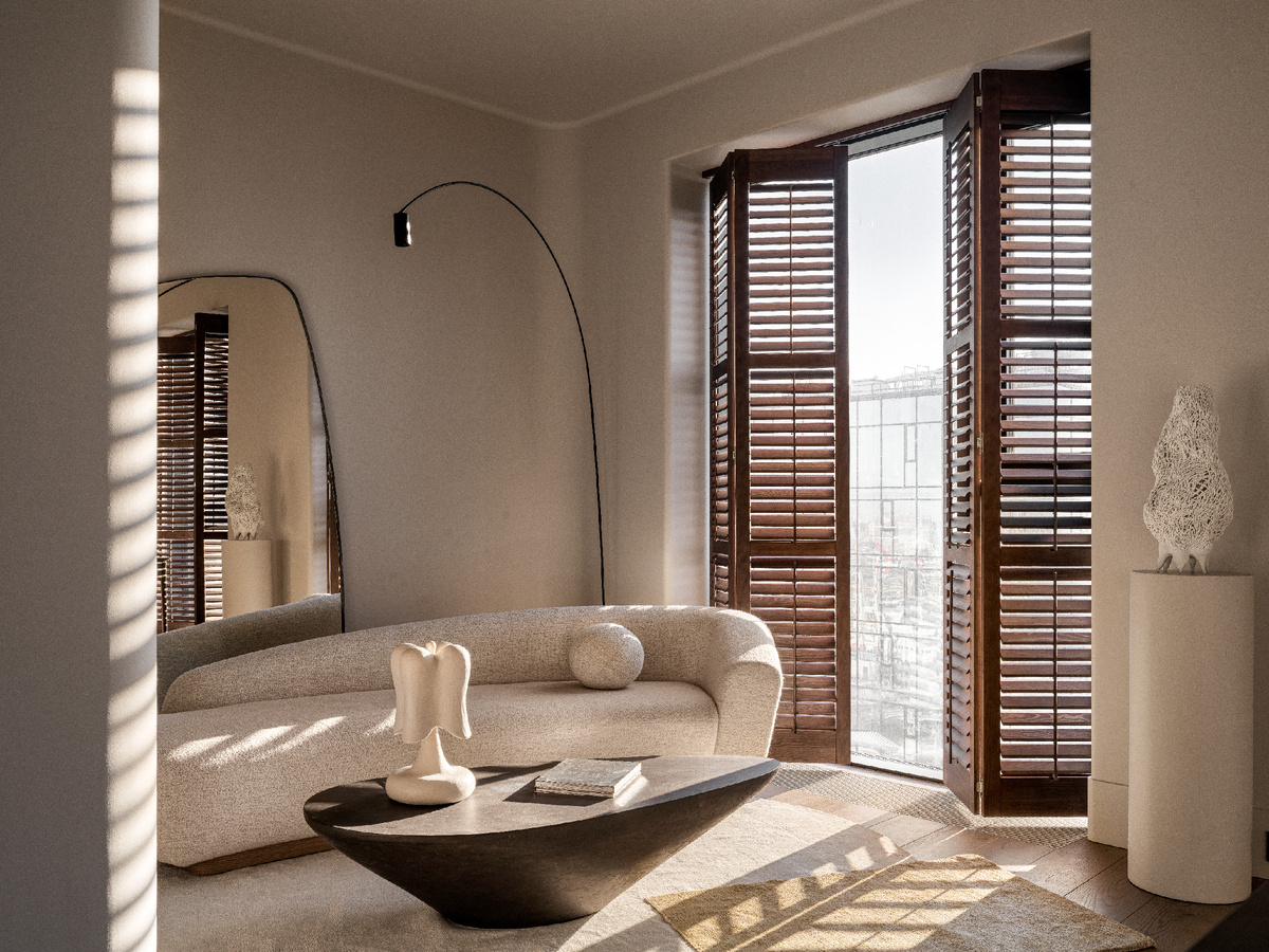 Диван Modenature, столик The PLY, торшер Торшер Fox, Nemo Lighting. На постаменте скульптура Натали Макаровой из галереи «Палаты».