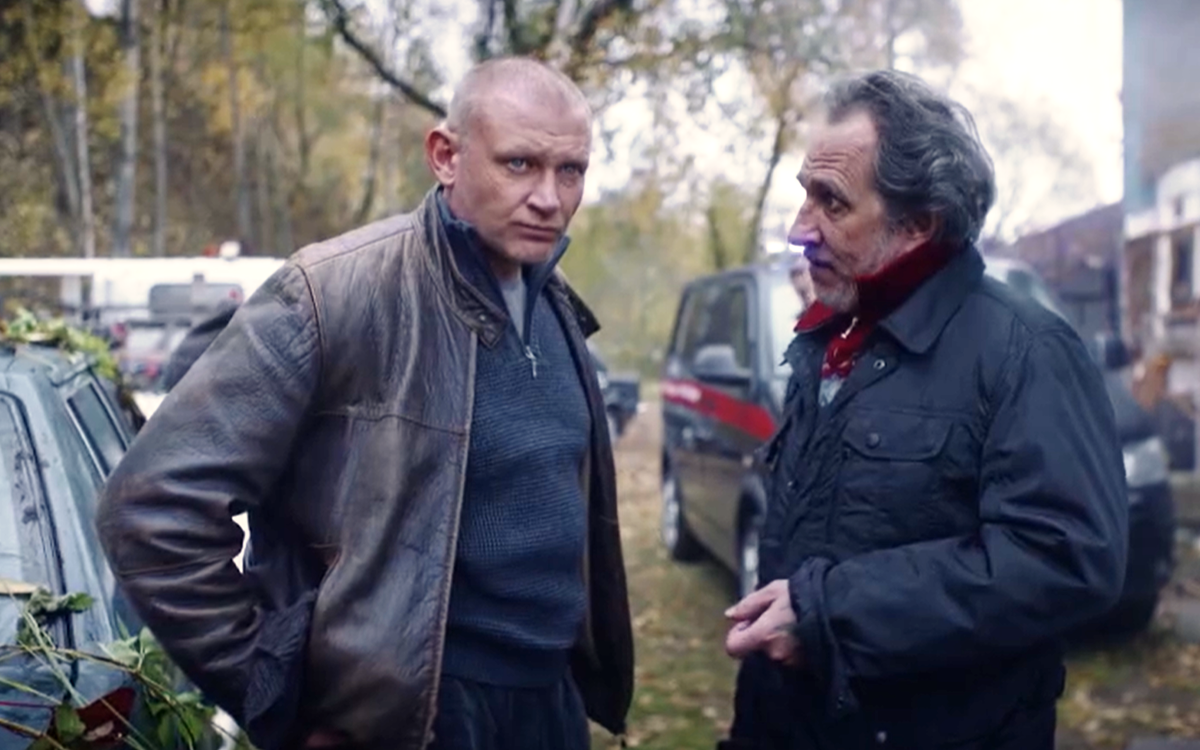 Бахтин и свидетель. Кадр из сериала "Зов русалки".
