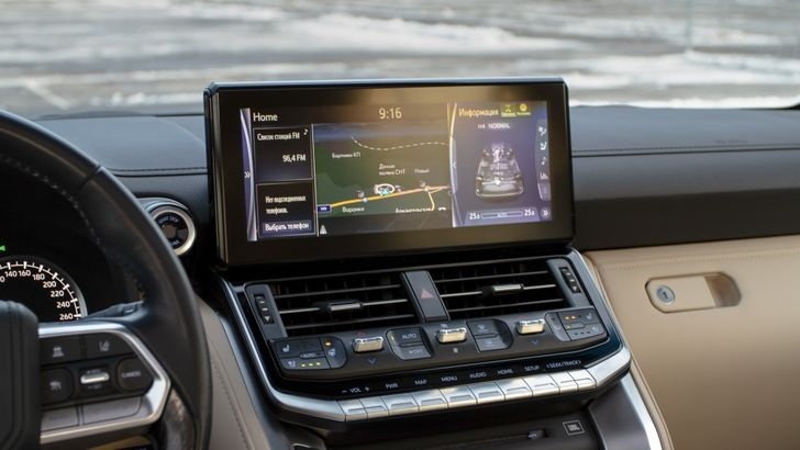    Интерфейс отечественной ОС Аврора на мультимедийном экране в салоне современного импортного автомобиля