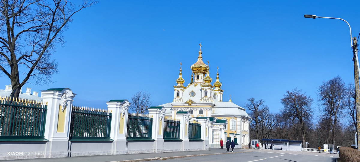 Идём к входу на территорию дворца.