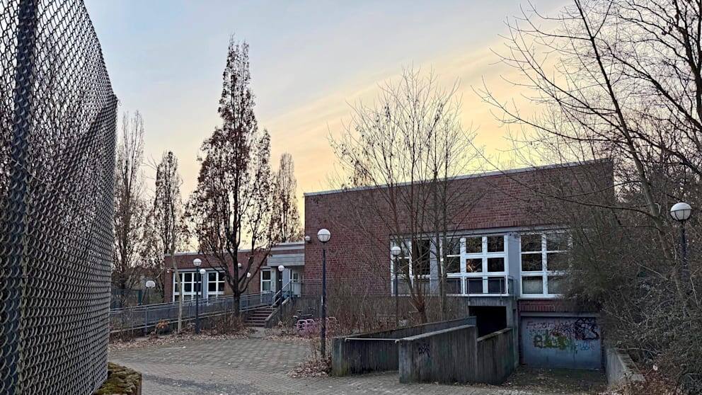 Молодежный центр в Вуцкиалле был закрыт после того, как стало известно о предполагаемых изнасилованиях и сексуальных домогательствах, и останется закрытым как минимум до летних каникул.