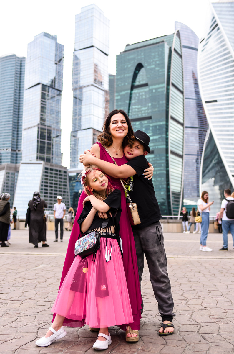 Знаете это чувство: вы вышли из дома, а внутри уже кипит? А вдруг накормят сладким? А вдруг включат мультики? А вдруг я потом буду это разгребать?