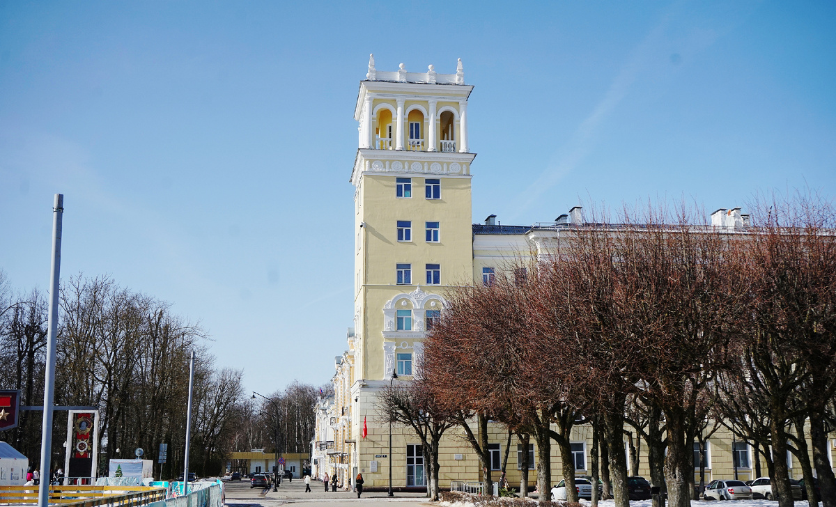 Дом с башней на центральной площади города, фото автора