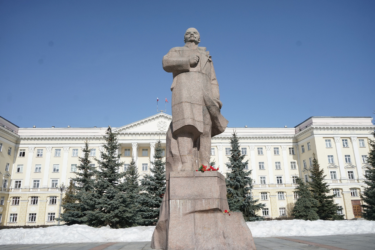 Памятник В.И. Ленину у Дома Советов Смоленска, фото автора
