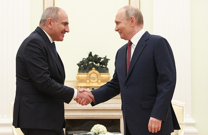    Президент РФ Владимир Путин и премьер-министр Армении Никол Пашинян.Софья Сандурская/ТАСС