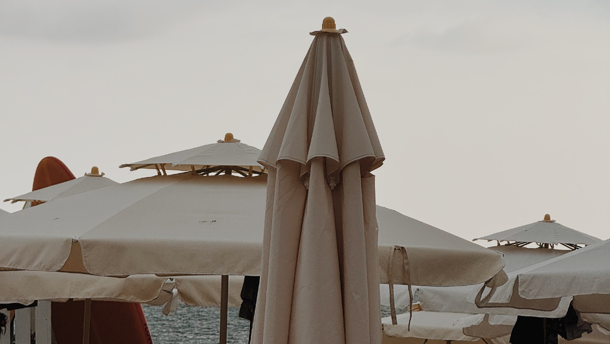 Пляж Черноморского побережья Сочи