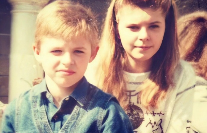    Юный Дмитрий Тарасов с сестрой.