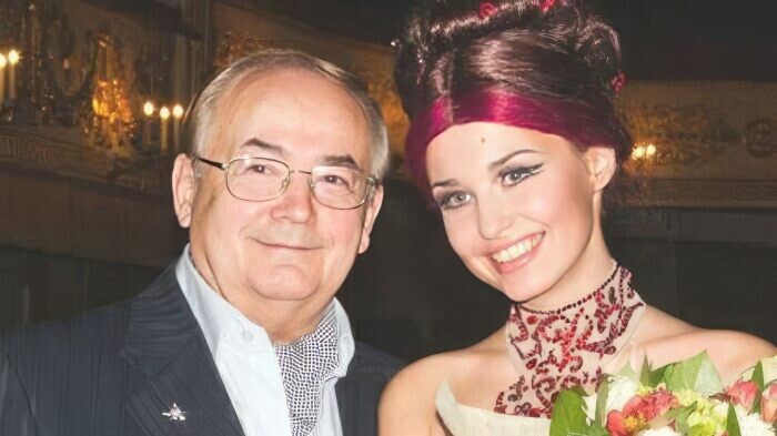    Аглая Шиловская в юности, рядом со своим знаменитым дедом Всеволодом Шиловским.