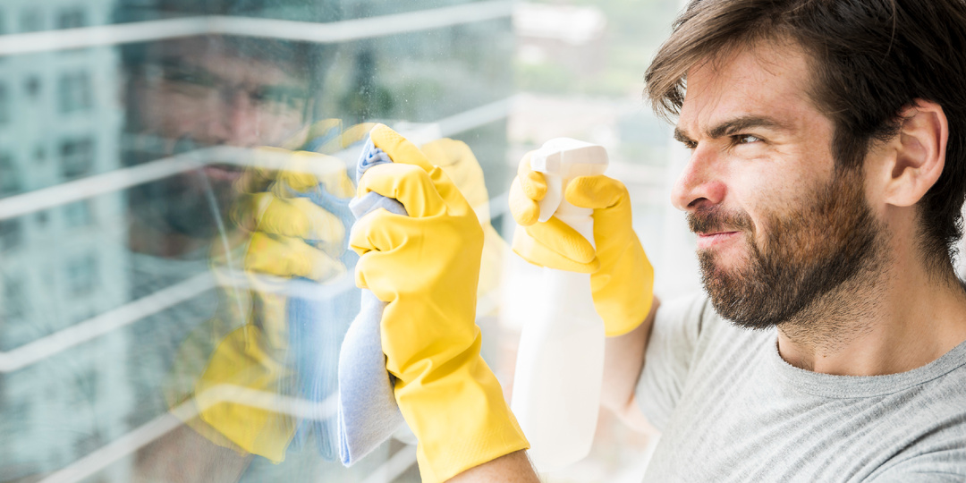 Как легко и без разводов помыть окна: перестаньте натирать до скрипа, делайте вот что