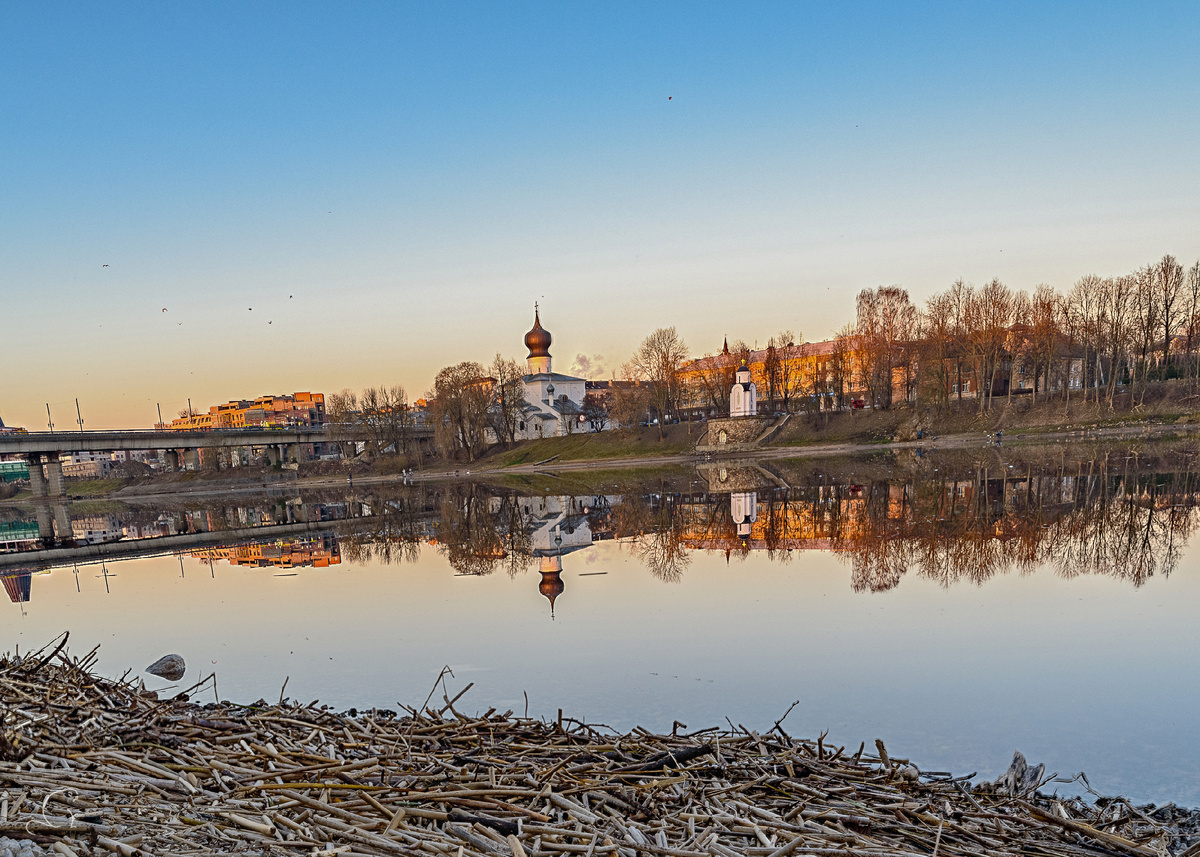 Вид на церковь с противоположного берега Великой. Фото автора