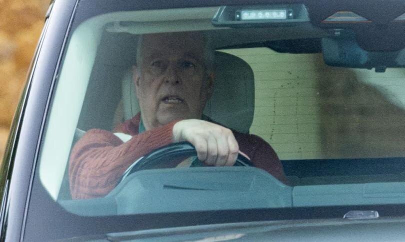    Источник: Bav Media | Перед переездом принца Эндрю заметили за рулем автомобиля в Сандрингеме