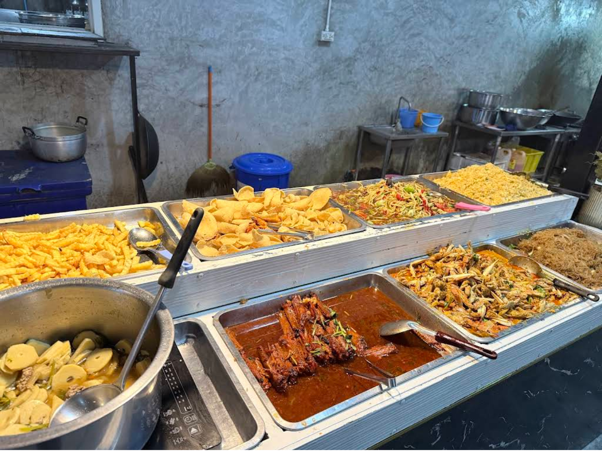 Шведский стол одного из BBQ буфетов, фото Google Maps