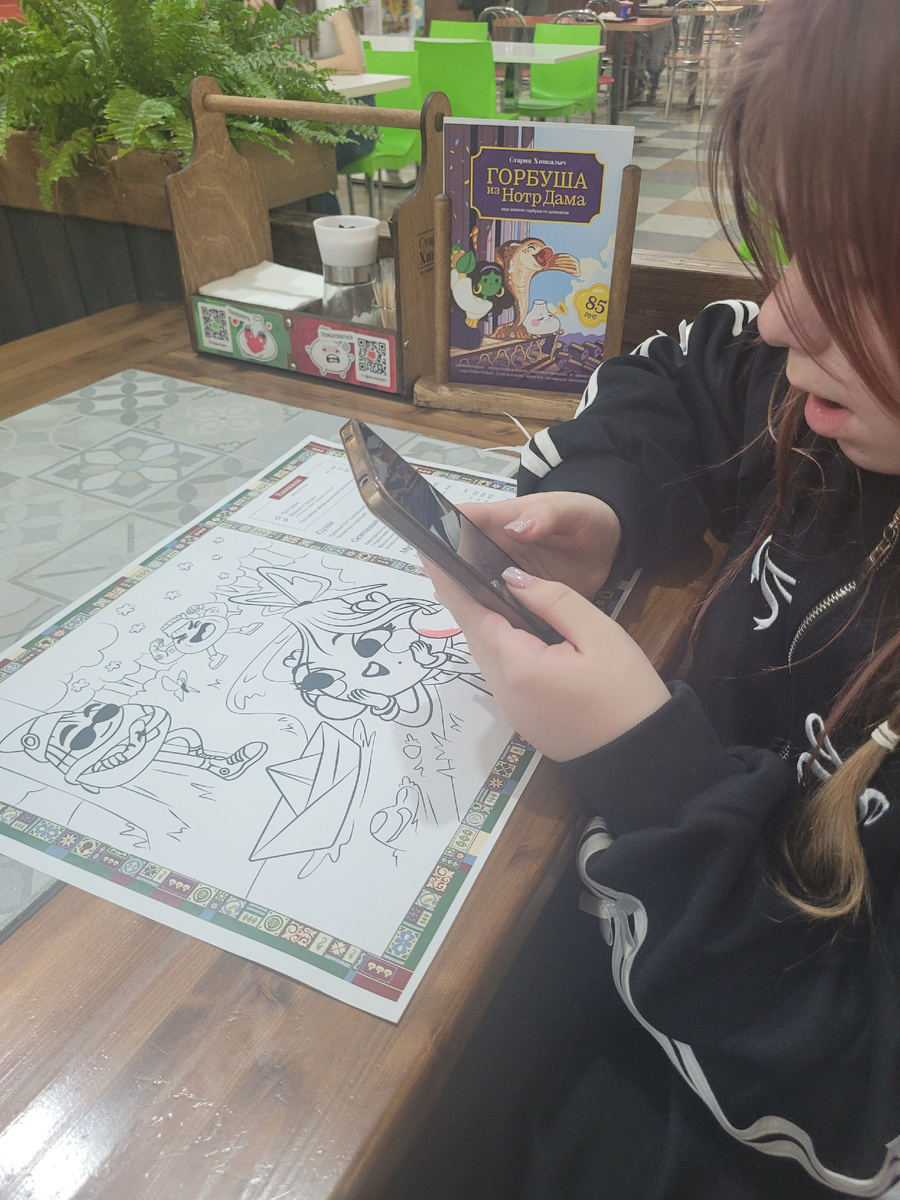 Мы в Хинкальной. Детям дают детское меню с расскраской. Плюсик им в карму. Это очень предусмотрительно. 