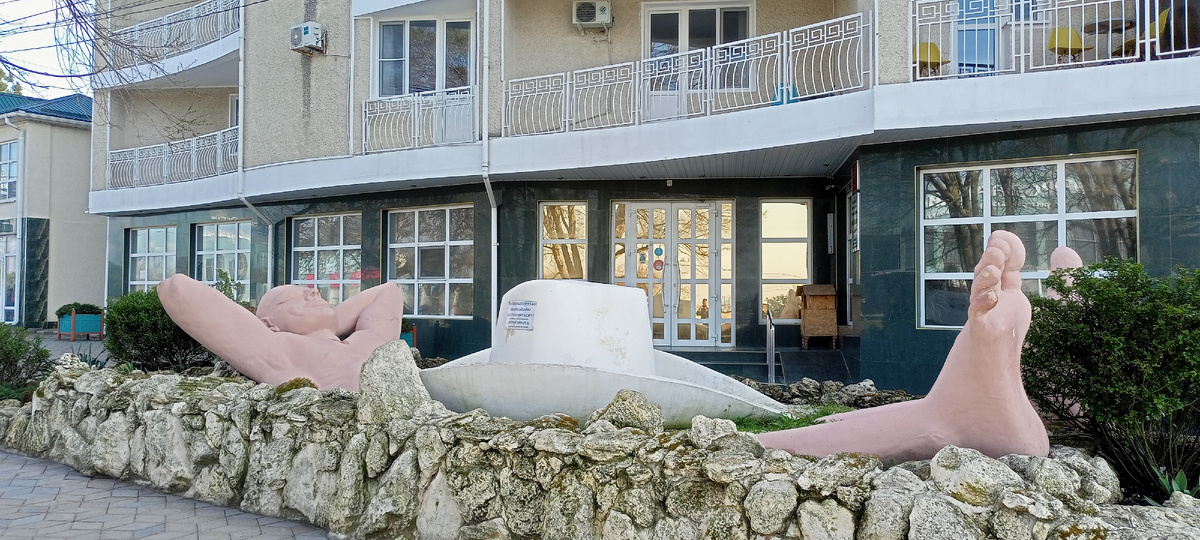 Отдыхающий в белой шляпе