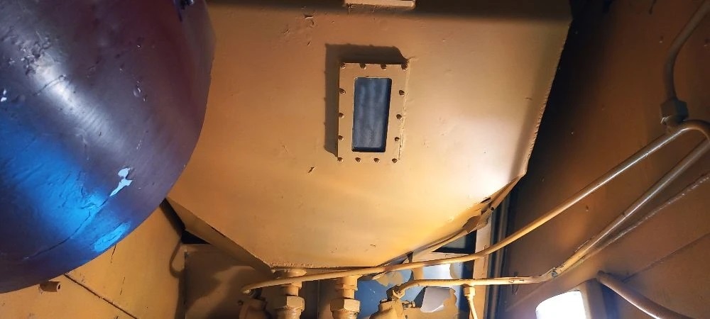 На тепловозе ТЭП70 бункера расположены в тамбуре кузова.