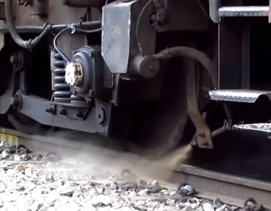 Подача песка в место контакта колесной пары и рельса повышает коэффициент до 0,2.