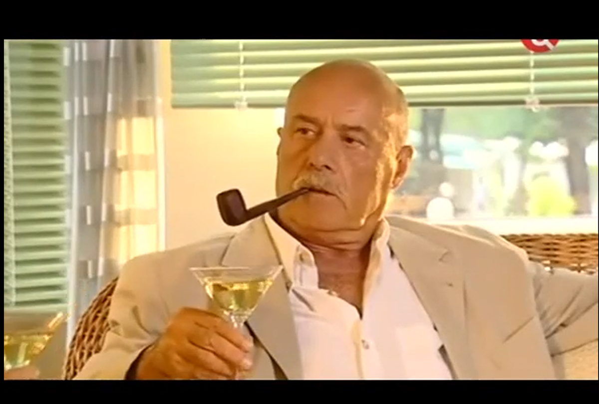 Станислав Говорухин напоминает Шерлока Холмса. Не тольку курительной трубкой, но и английскими манерами джентельмена.