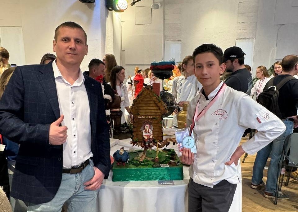    13-летний Ярослав Елисеев из Геленджика привез в Москву торт в виде избушки на курьих ножках Личный архив