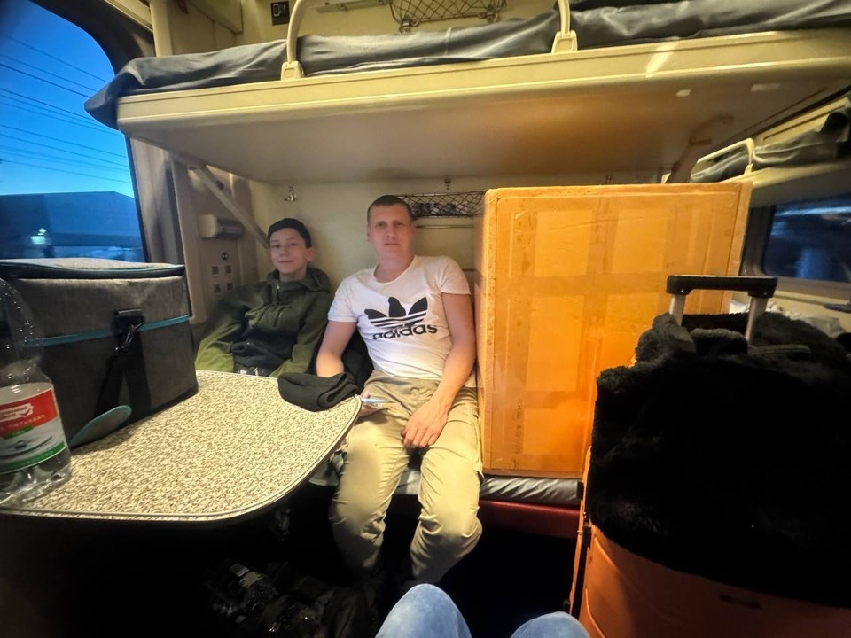    Торт везли в поезде в огромной коробке Личный архив