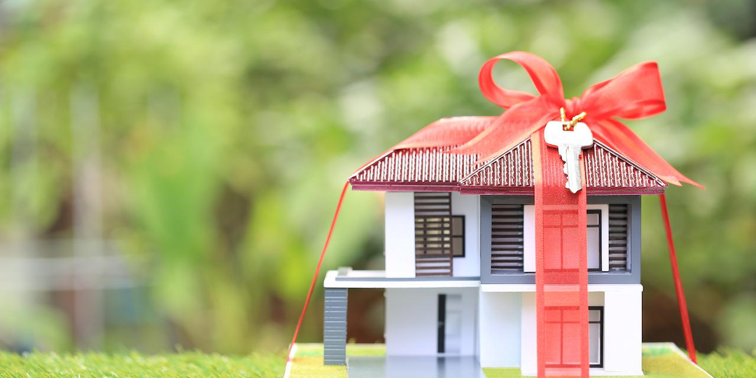 "Квартира в подарок: сколько придется заплатить государству и как не попасть на налог"