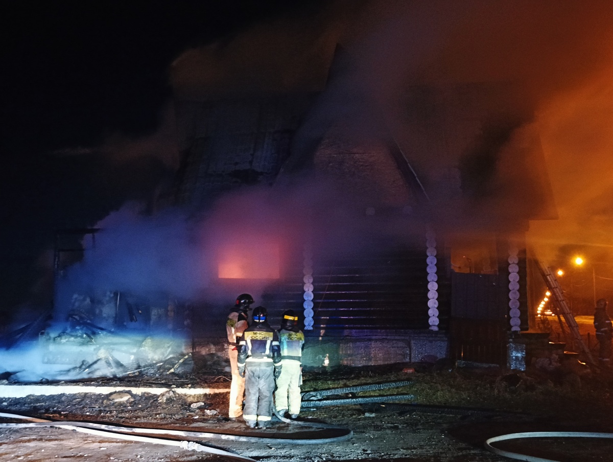    Пожар в нежилом здании в деревне Вилге локализован© Столица на Онего
