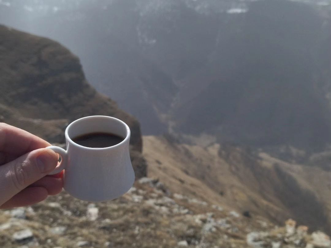 Кофе с видом на обрыв и горы