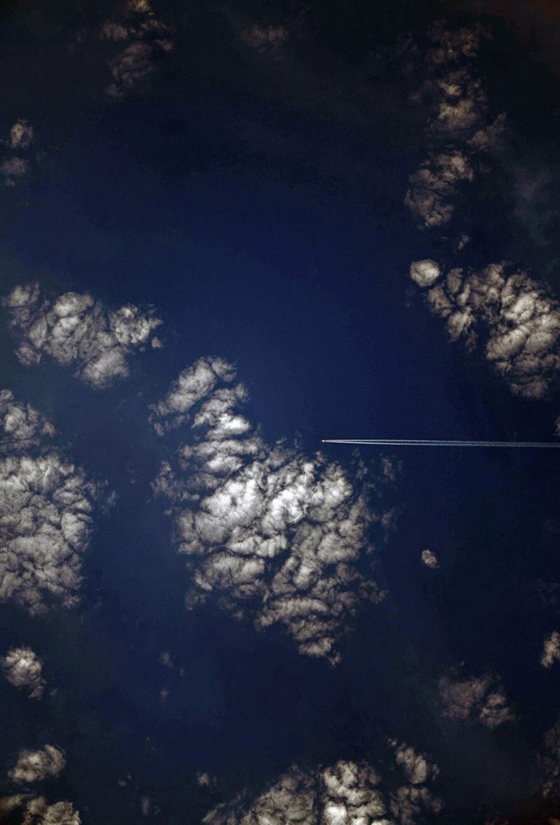 Пролетающий внизу самолёт 