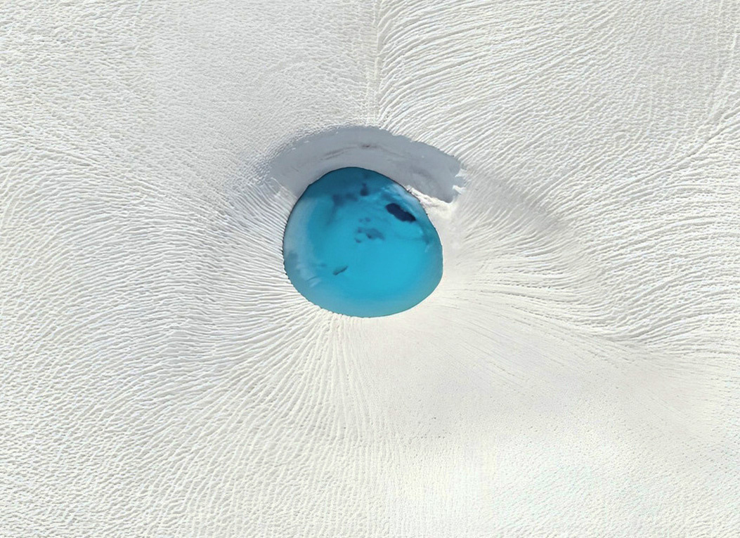 "Глаз Земли" в центре ледяной пустыне 