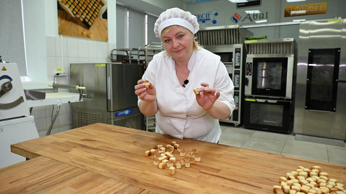    Инженер-технолог НТЦ «Академия хлебопечения НИИХП» Виктория Фомиченко проверяет «космический хлеб» на наличие трещин / Фото: Анатолий Цымбалюк / Вечерняя Москва