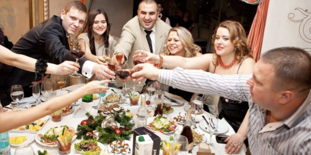 Сначала люди перестали звать к себе в гости, а теперь даже в кафе не зовут: почему