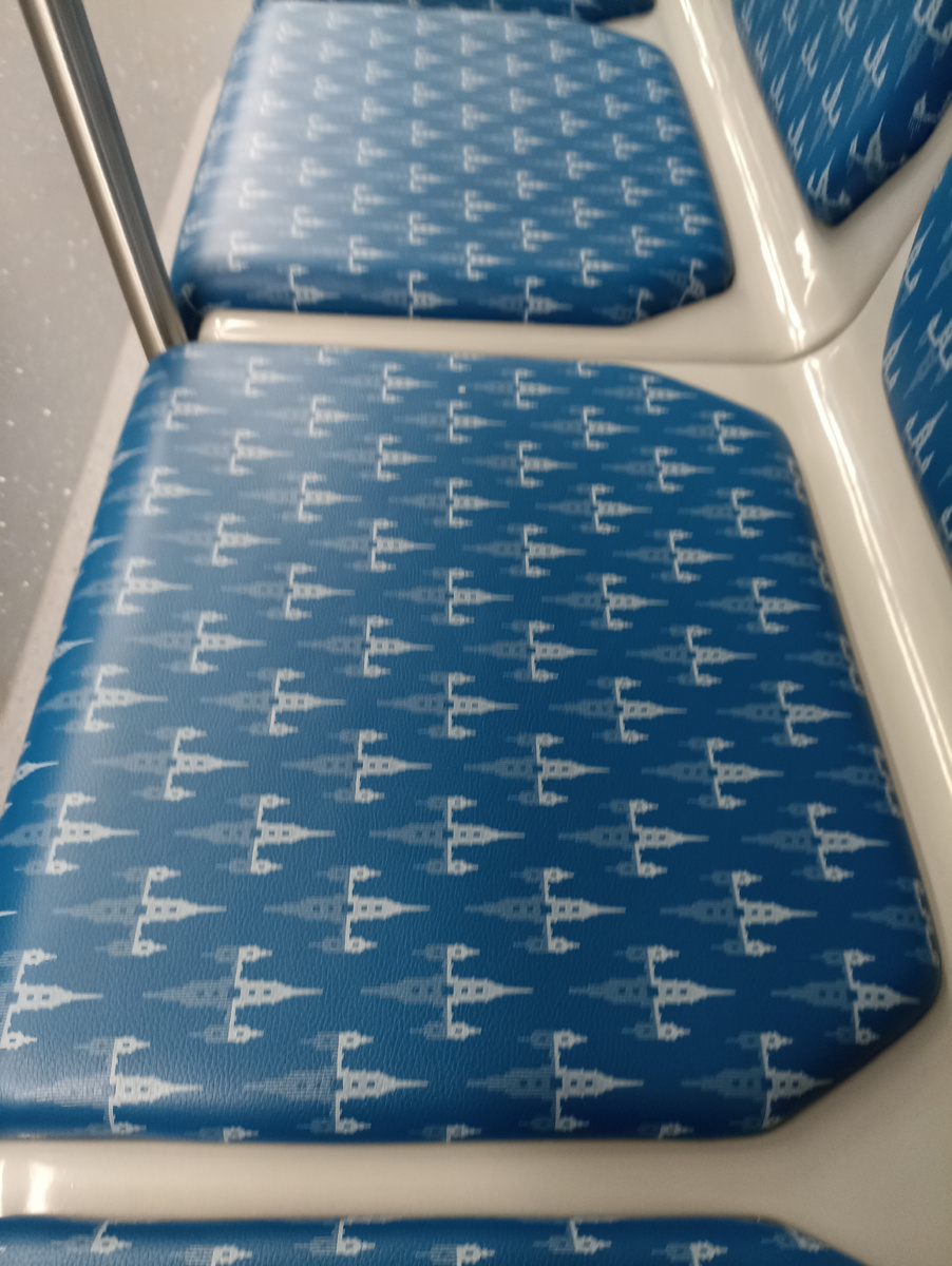 Синие сиденья с Петропавловским собором 