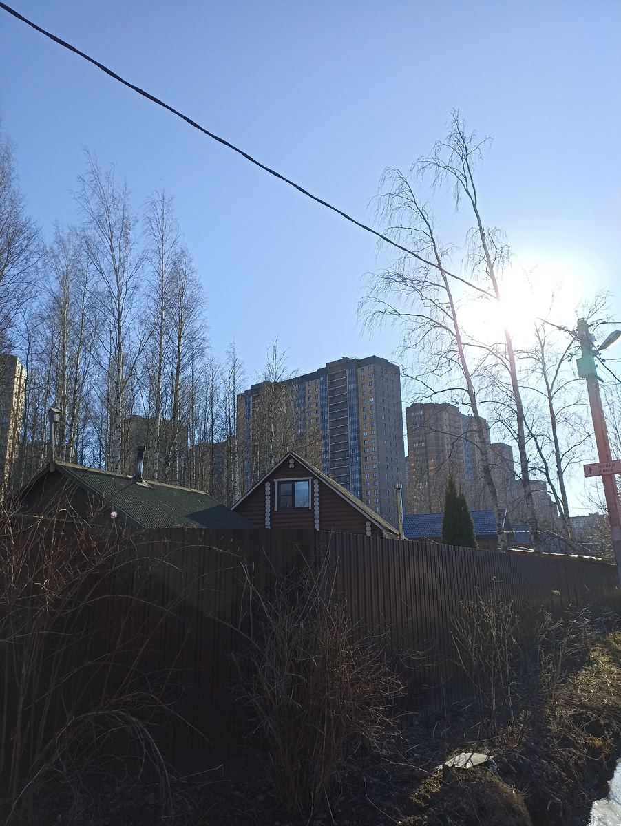 Высотки рядом с частным сектором. Возможно, через несколько лет и здесь будут высотки. 