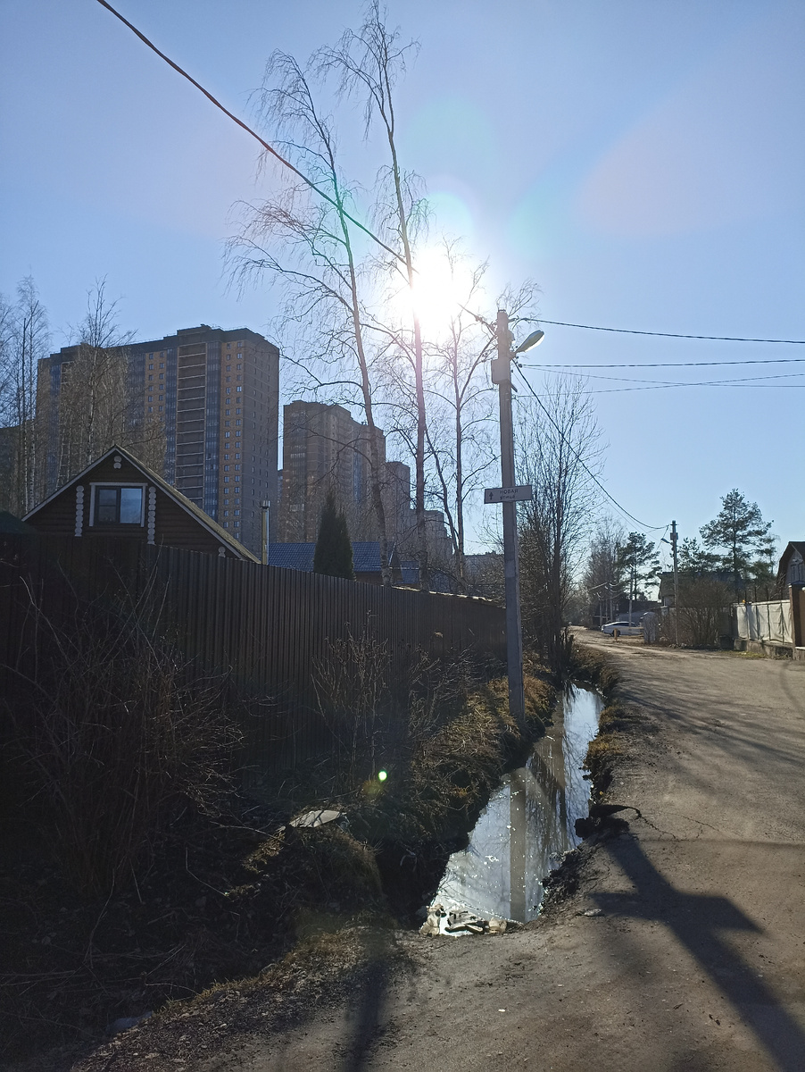 Деревенская улица рядомм с высотками 