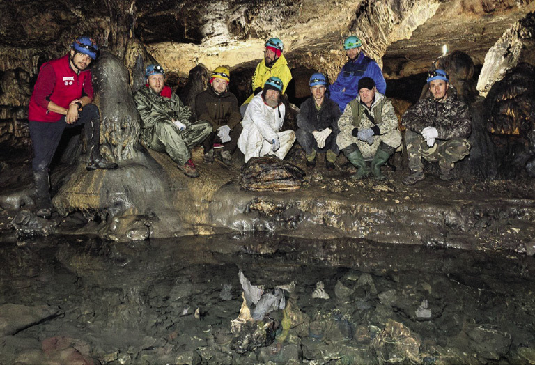 Участники экспедиции в Мокрушинской пещере – одной из самых красивых и больших в Приморье.