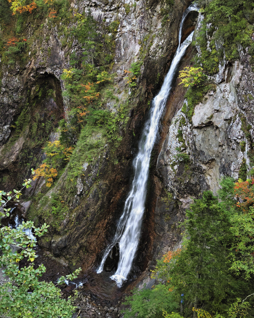 Большой Амгинский водопад в Тернейском районе высотой 35 метров. Второе название – Черный Шаман.