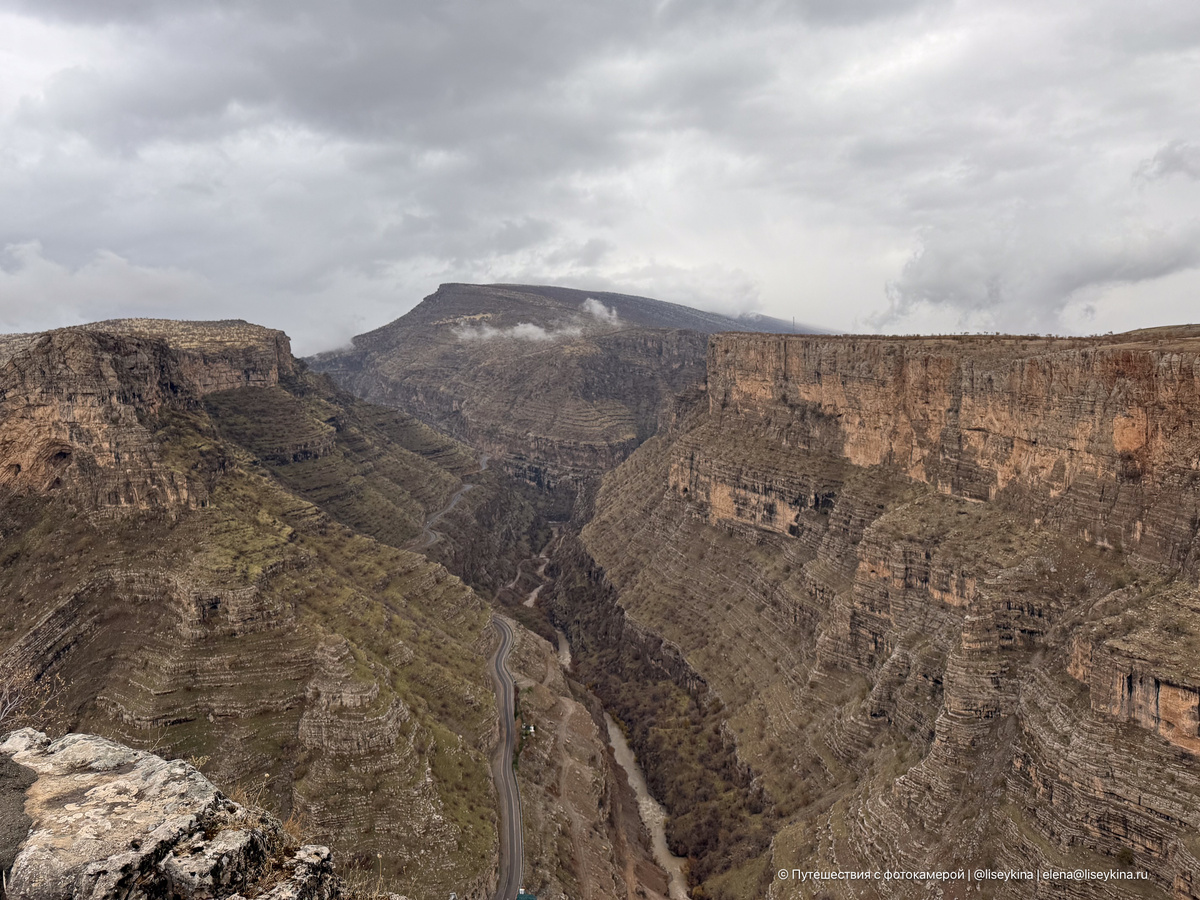 Если в Багдаде я ходила в тонкой рубашке (можно было бы в футболке, но хотелось прикрыть руки), то в Курдистане уже в толстовке и в лекой куртке сверху. Еще и шарфик хотелось повязать