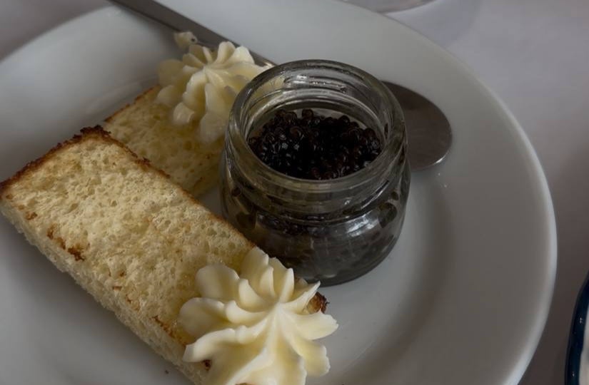 Икра в подарок на завтрак в AROMA