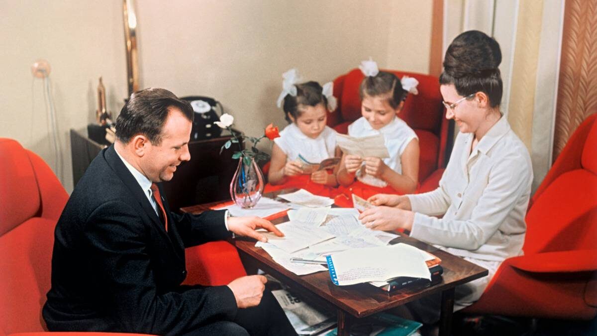    Летчик-космонавт СССР Юрий Гагарин с женой Валентиной и дочками Галиной и Еленой / Фото: РИА Новости