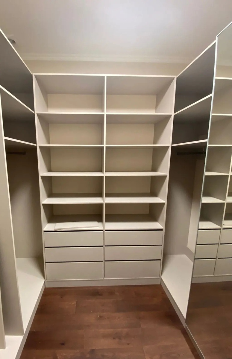 Гардеробная из ЛДСП. Фото нашей работы.