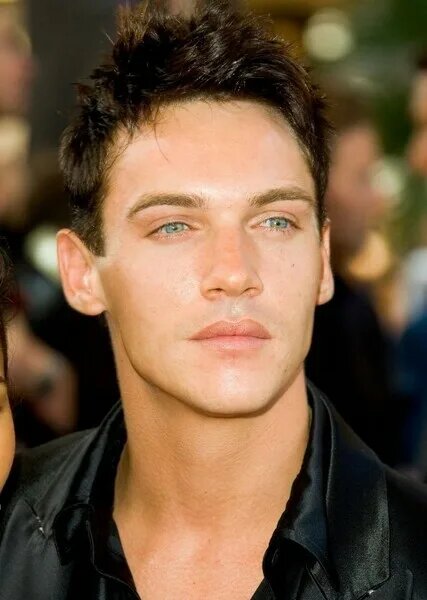 Все красавчики в каком-то смысле одинаковы. В роли эстонца Оскара ирландец Джонатан Риз Майерс