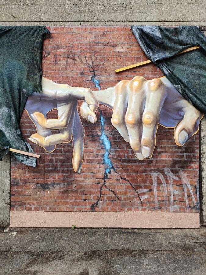 Иногда тебе протягивают руку, надо просто увидеть ее и протянуть свою в ответ. Культурный квартал Брусницын.