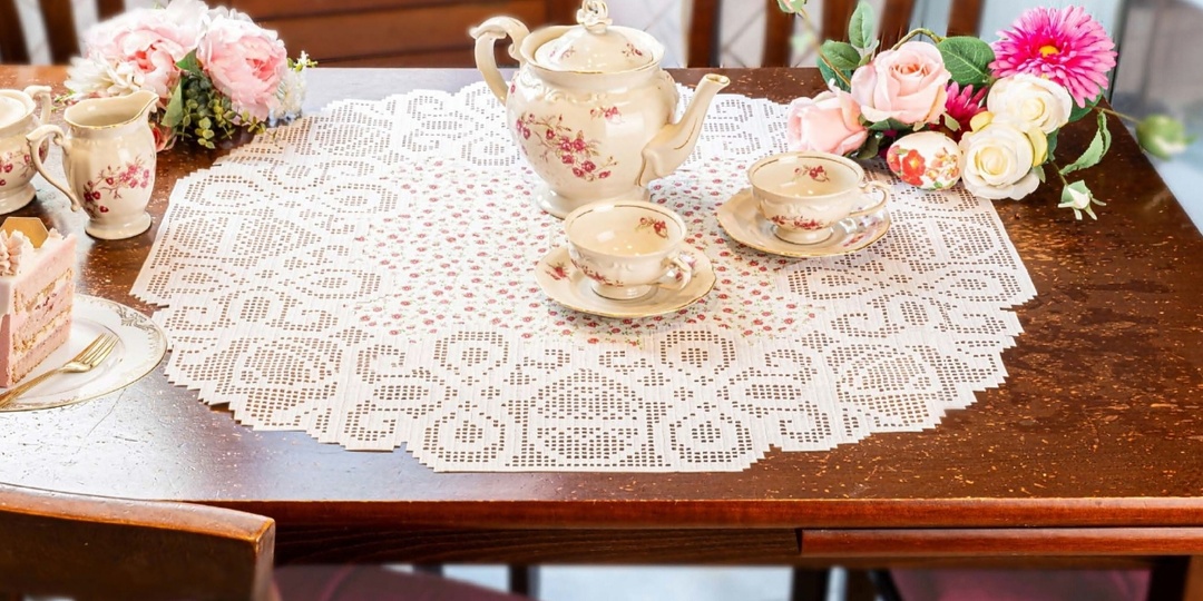 Примеры сочетания шитья и вязания крючком в филейной технике. Изделия, которые всегда применимы и будут полезны в быту с фото и схемами