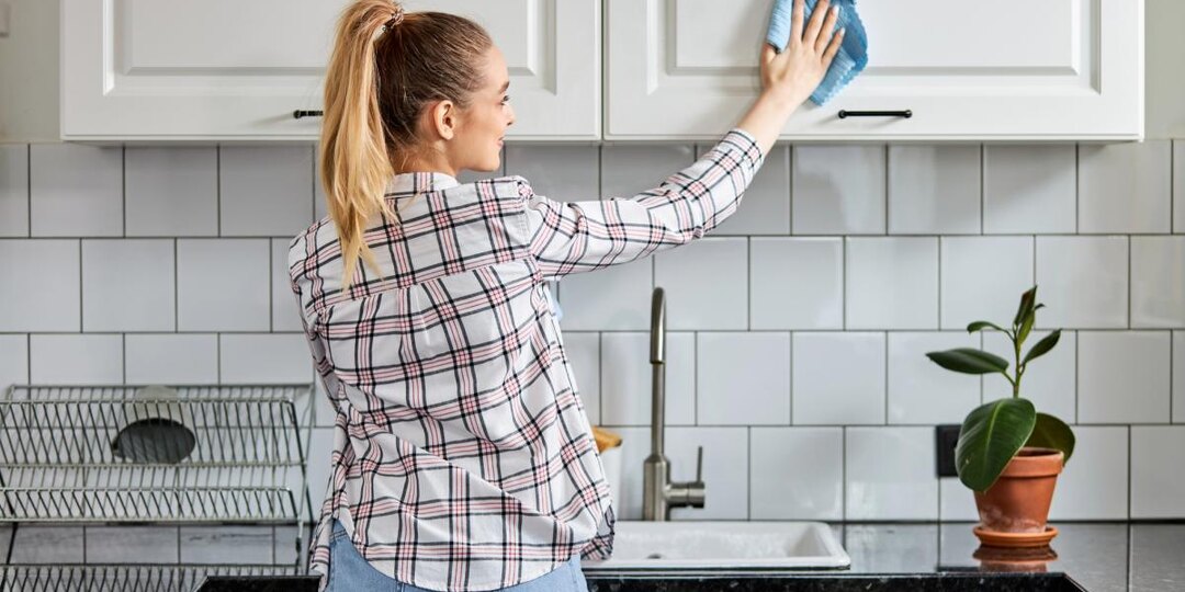 Как избавиться от жирного налета на кухонных шкафах: эксперты назвали простые средства