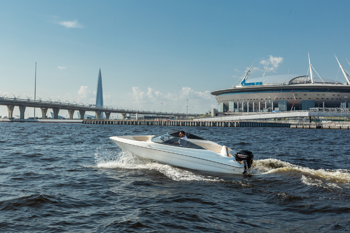 Катер на ходу на фоне стадиона Газпром Арена