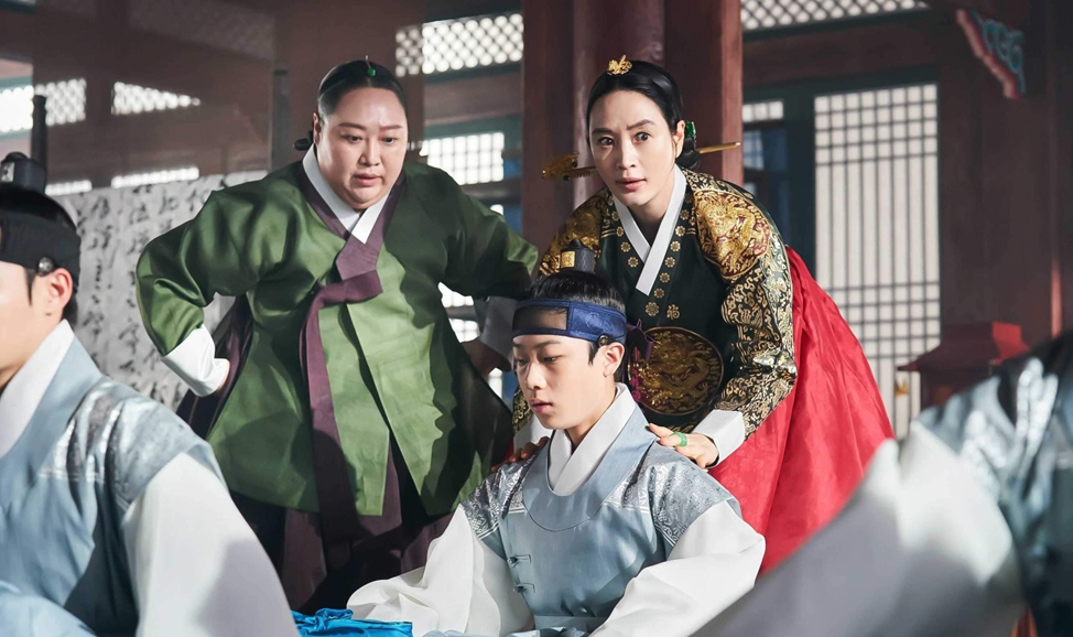 Дорама "Под зонтом королевы" 2022